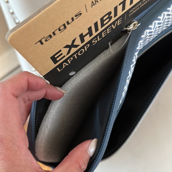 NWT Teague Exhibition Laptop Sleeve 13/-14inches. Blue and white pattern - Picture 9 of 9